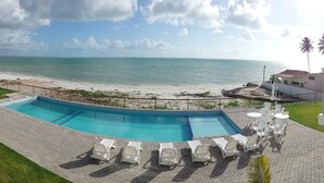 Una piscina con vistas a la playa y al océano.