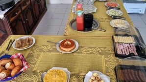Una mesa de buffet con diferentes comidas y bebidas.