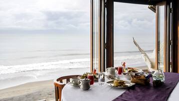 Daily cooked-to-order breakfast (IDR 150000 per person)