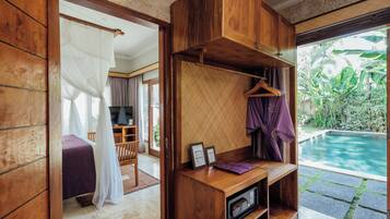 Combined shower/tub, free toiletries, hair dryer, bathrobes