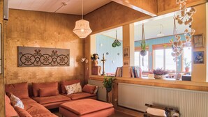 Chambre Quadruple, salle de bains commune | Coin séjour