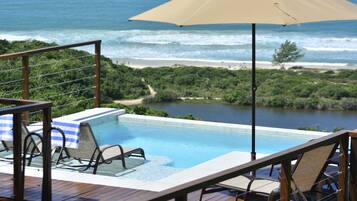 Una piscina al aire libre, tumbonas