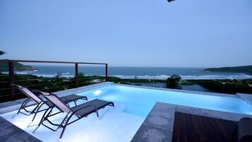 Piscina externa, espreguiçadeiras