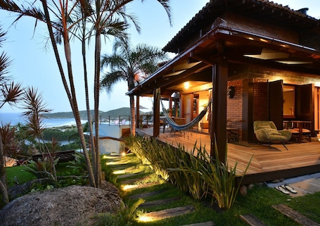 Fachada da propriedade à noite. Villa Gardena Suites