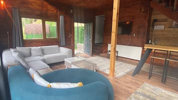 Family Villa | Living area | Flat-screen TV, pay movies
