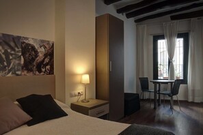 Double Room | Free cribs/infant beds, rollaway beds, free WiFi, bed sheets - Hostal Agrobotiga 7 de Ribera (Mora d'Ebre)
