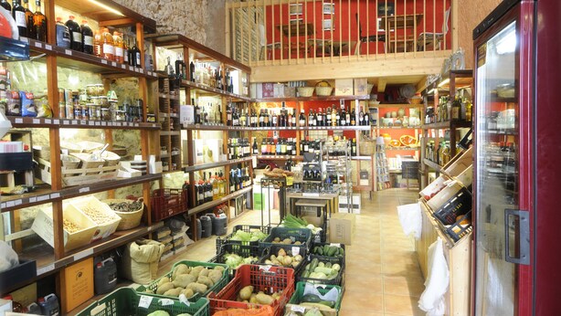 A grocery store with multiple aisles of products, including fresh produce and bottled beverages. - Hostal Agrobotiga 7 de Ribera (Mora d'Ebre)