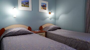 Kahden hengen standard-huone (kaksi sänkyä) | Tallelokero huoneessa, lisävuoteet, ilmainen Wi-Fi, vuodevaatteet