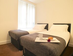 2 bedrooms, iron/ironing board, free WiFi - Luxurious Shelley House Apartment (Maidenhead)