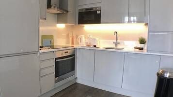 Apartment, 2 Schlafzimmer | Eigene Küche | Großer Kühlschrank, Mikrowelle, Ofen, Herdplatte