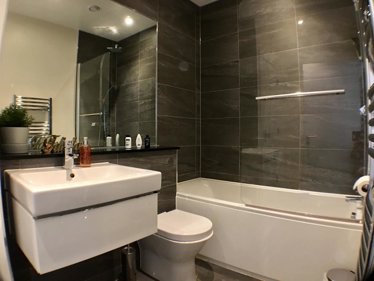 Apartment, 2 Bedrooms | Bathroom | Combined shower/tub, towels