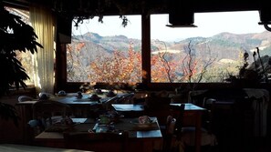 Desayuno con opciones de la cocina local todos los días (con cargo)
