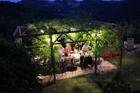 Melayani sarapan dan makan malam dengan pemandangan taman 