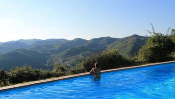 Piscina stagionale all'aperto, lettini