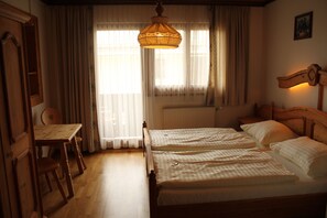 Desk, iron/ironing board, free cots/infant beds, rollaway beds - Pension Marienhof (Hermagor-Pressegger See)