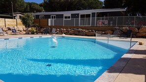 Piscine extérieure (ouverte en saison), parasols de plage