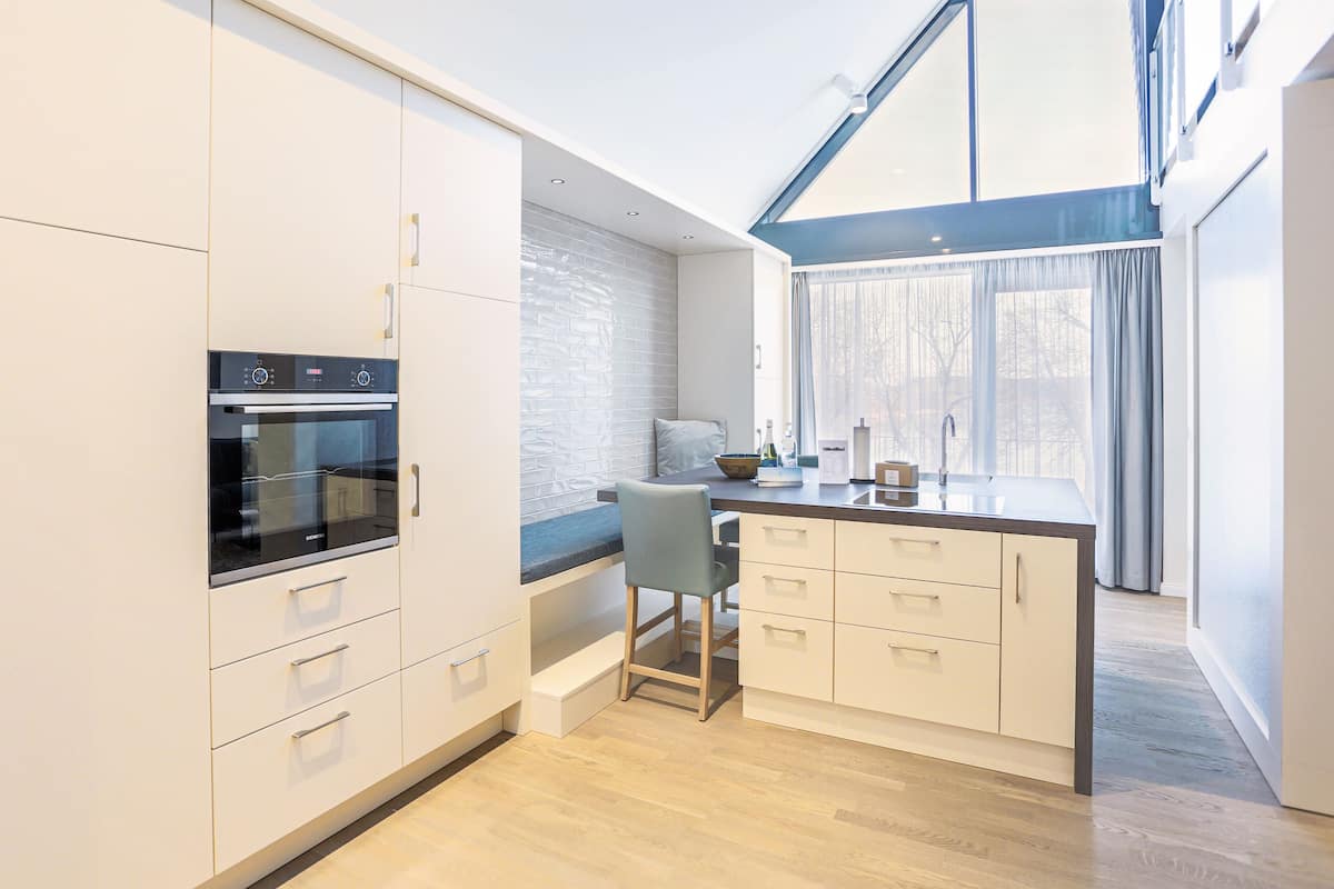 Full-sized fridge, oven, stovetop, dishwasher