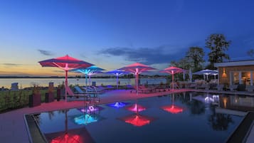 Utendørsbasseng,et oppvarmet basseng, bassengparasoller og solsenger