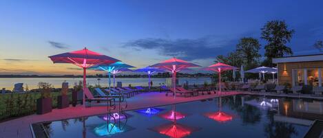 Außenpool, beheizter Pool, Sonnenschirme, Liegestühle