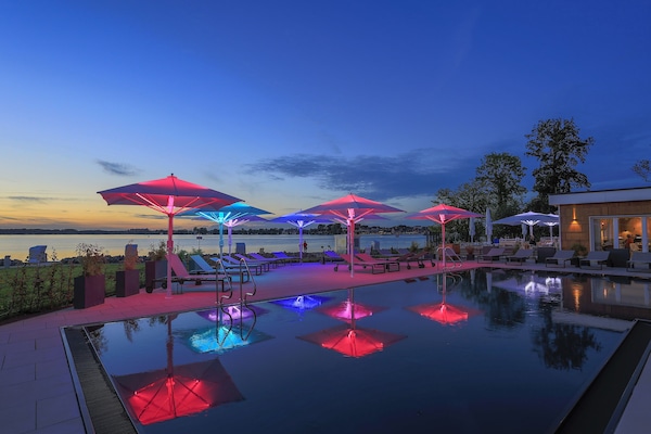 Außenpool, beheizter Pool, Sonnenschirme, Liegestühle