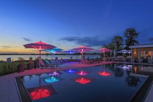 Außenpool, beheizter Pool, Sonnenschirme, Liegestühle