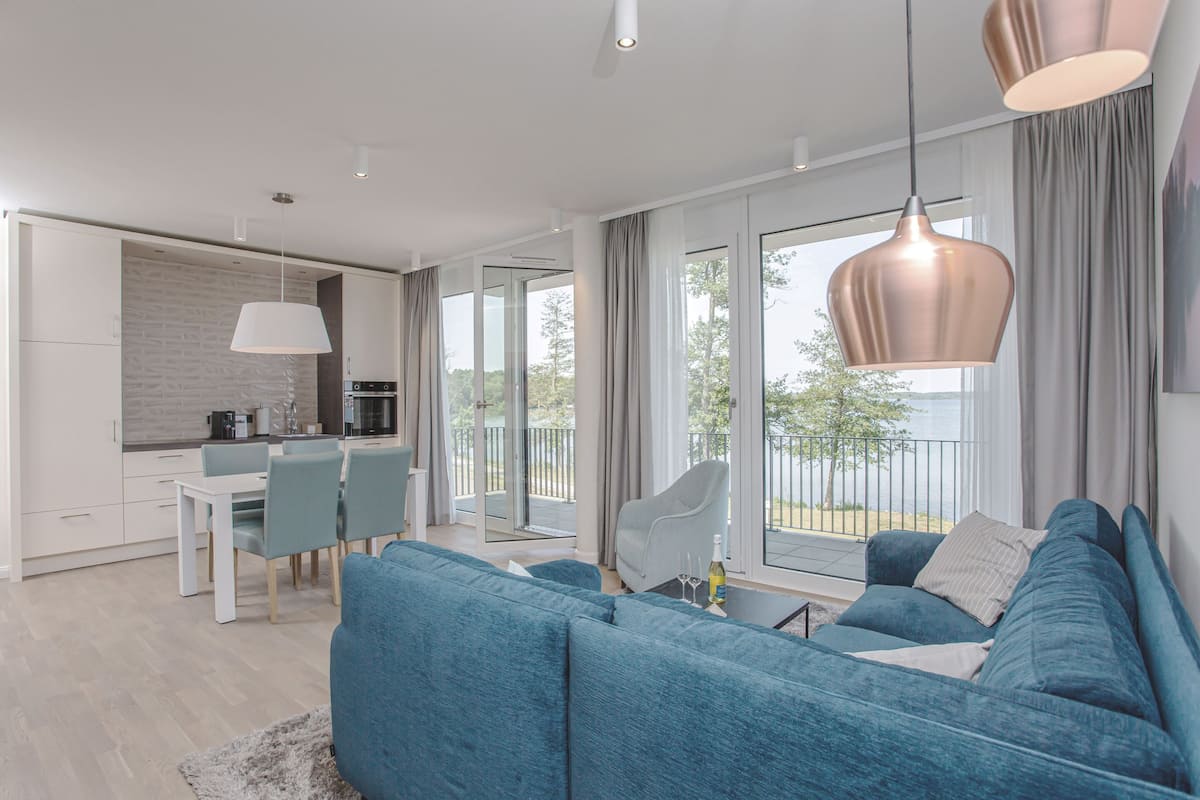 Deluxe Apartment, 2 Bedrooms, Lake View | Living area