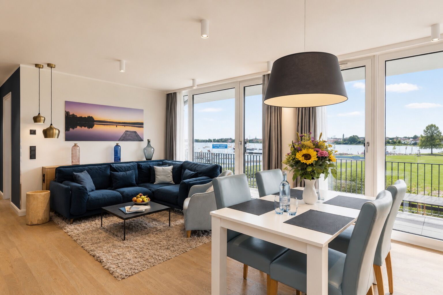 Un salon moderne avec un canapé, une table basse et une table à manger.