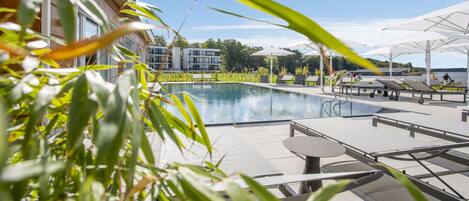Utomhuspool, uppvärmd pool, parasoller och solstolar