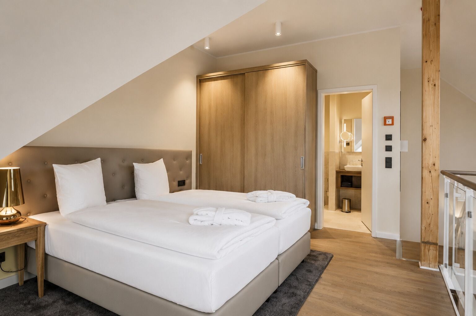 Luxe beddengoed, verduisterende gordijnen, geluiddichte muren