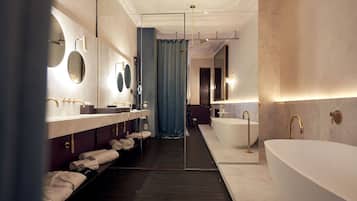 Grand-Suite | Badezimmer | Kostenlose Toilettenartikel, Haartrockner, Bademäntel, Hausschuhe