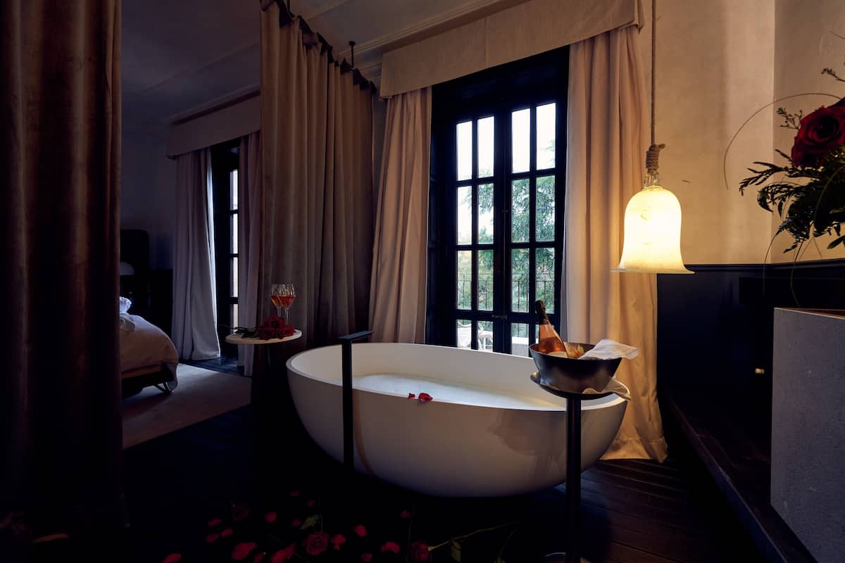 1 bedroom, egyptian cotton sheets, premium bedding, down duvets