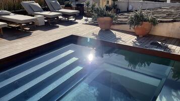 2 utendørsbassenger, bassengparasoller og solsenger