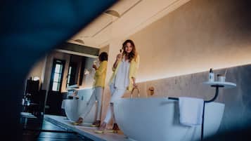 Grand Suite | Bathroom | Free toiletries, hair dryer, bathrobes, slippers