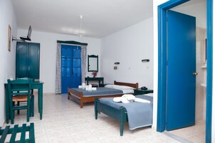 Estudio, vistas al mar (3 adults) | Zona de estar | Una televisión de pantalla plana