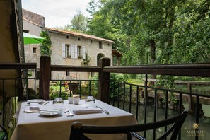 Phục vụ bữa trưa và bữa tối