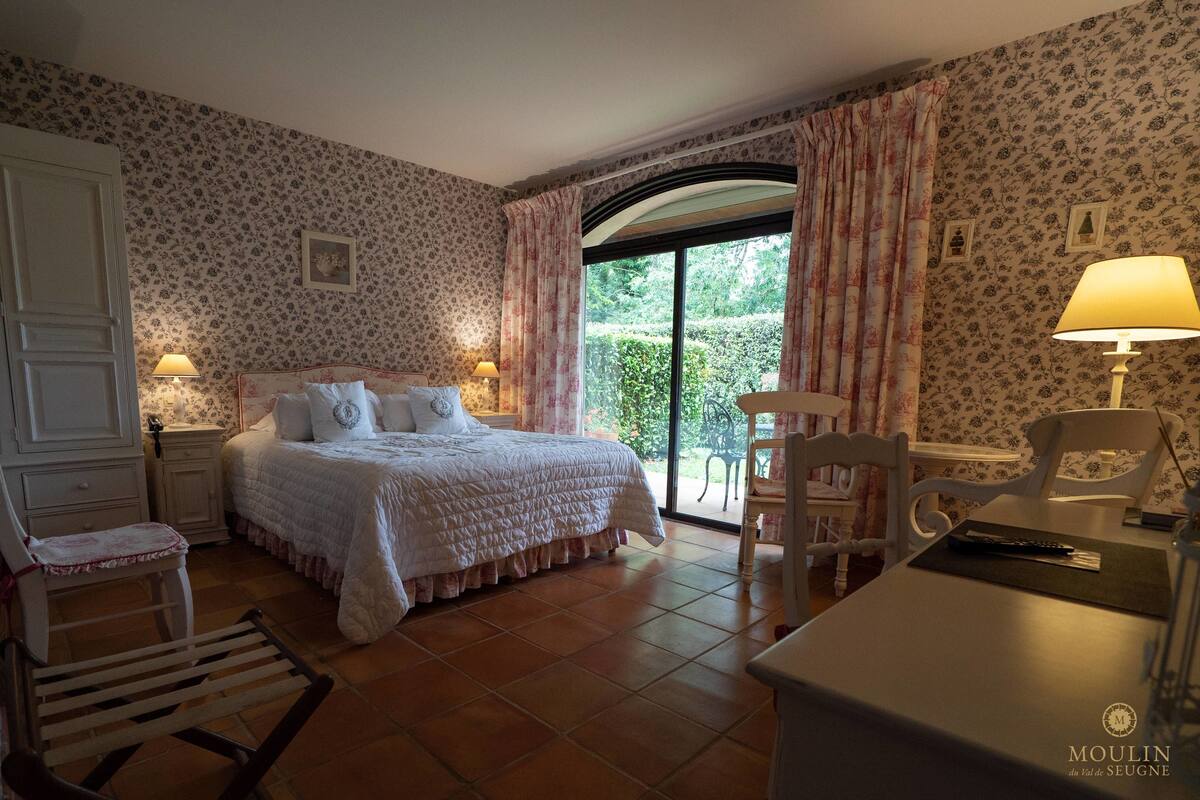 Phòng đôi, phù hợp cho người khuyết tật | Bộ đồ giường cao cấp, minibar, két bảo mật tại phòng, bàn