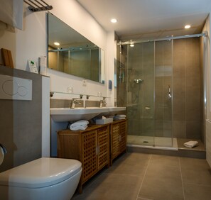Deluxe Double Room, Mountain View | Bathroom | Shower, free toiletries, hair dryer, bathrobes - De France by Thermalhotels (Leukerbad)