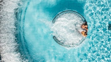 2 binnenzwembaden, 2 buitenzwembaden, parasols voor strand/zwembad