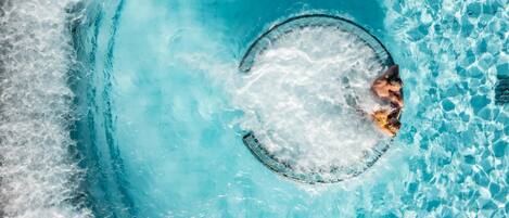 2 Innenpools, 2 AuĂenpools, Sonnenschirme, LiegestĂŒhle