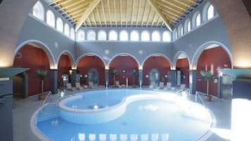 Een sauna, een bubbelbad, een stoombad, warm/mineraalwaterbronnen
