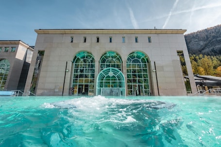 Sauna, hot tub, steam room, hot springs, Turkish bath, body treatments