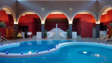 2 binnenzwembaden, 2 buitenzwembaden, parasols voor strand/zwembad