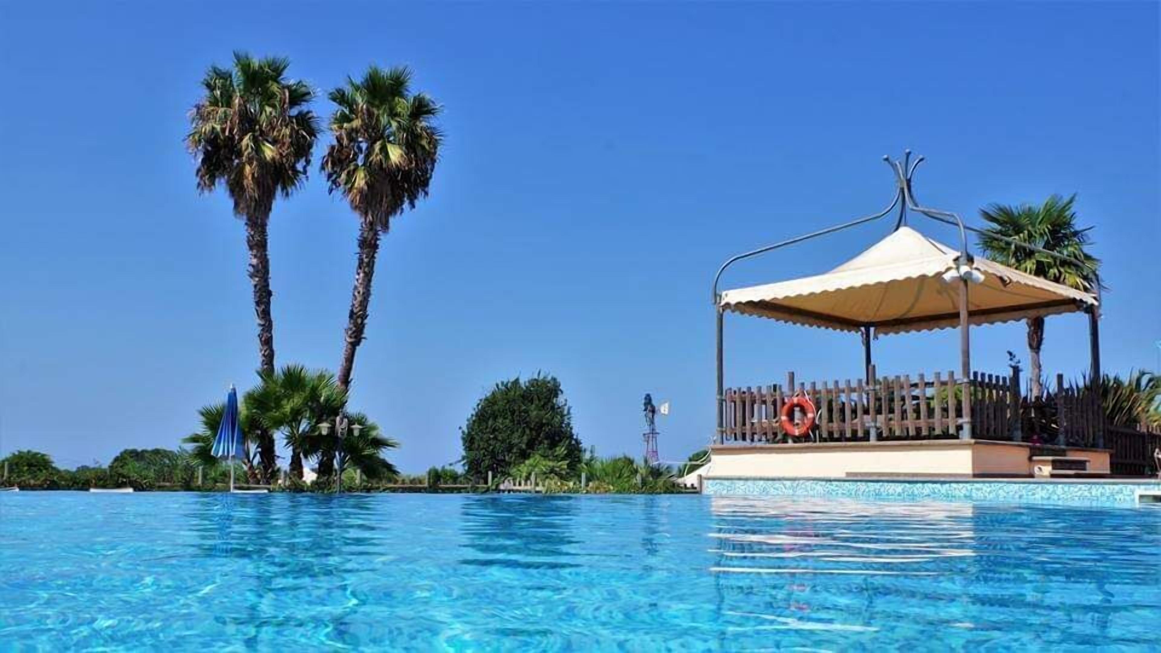 Außenpool (je nach Saison geöffnet), Sonnenschirme, Liegestühle