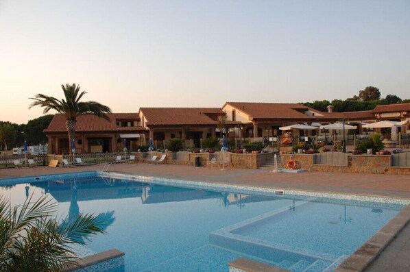 Außenpool (je nach Saison geöffnet), Sonnenschirme, Liegestühle