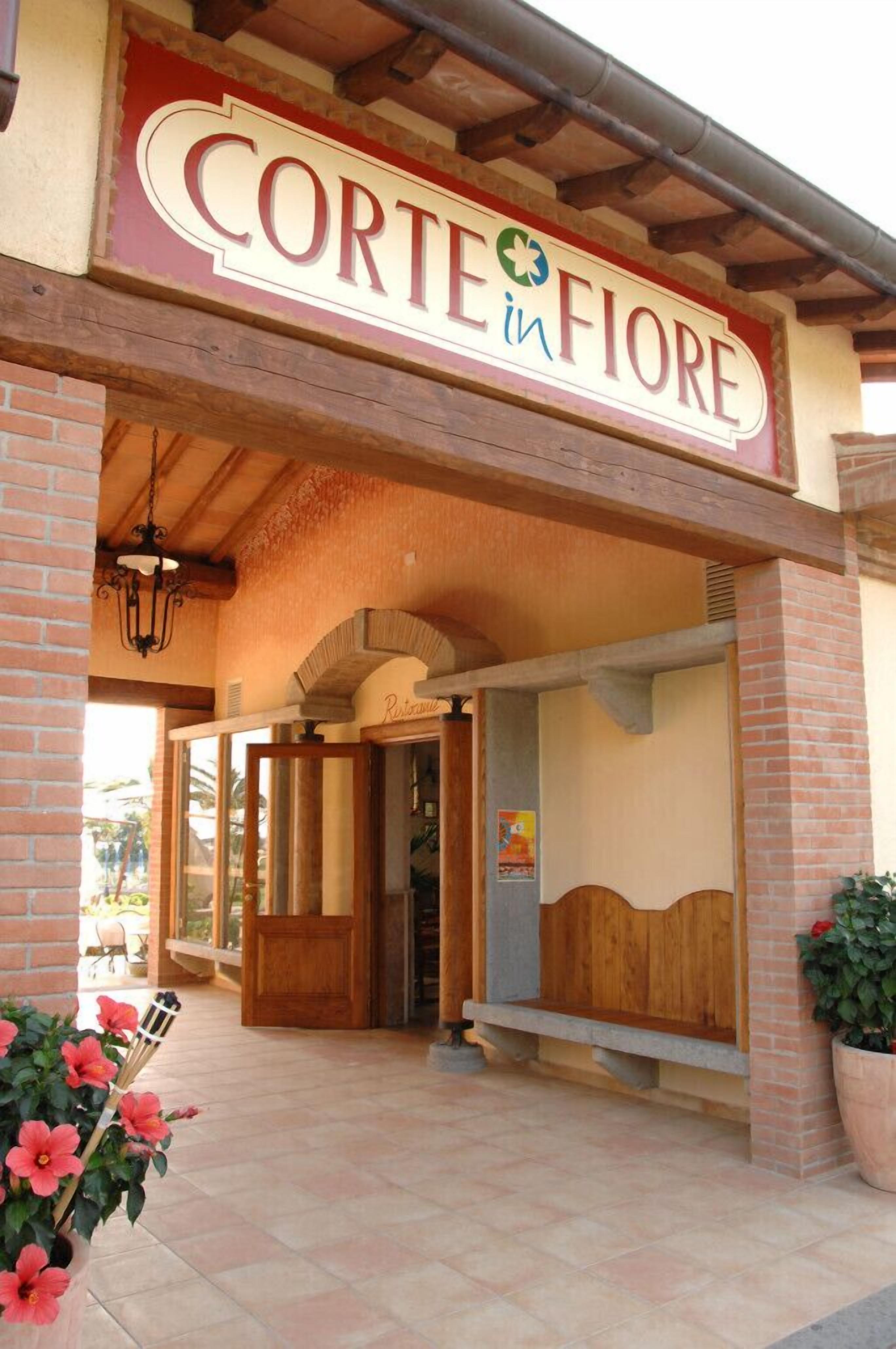 Entrada de un edificio con un letrero que dice "Corte in Fiori".
