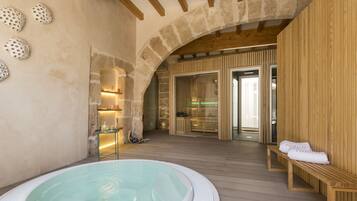 Een sauna, een bubbelbad, lichaamsbehandelingen, massagebehandelingen