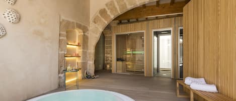 Een sauna, een bubbelbad, lichaamsbehandelingen, massagebehandelingen