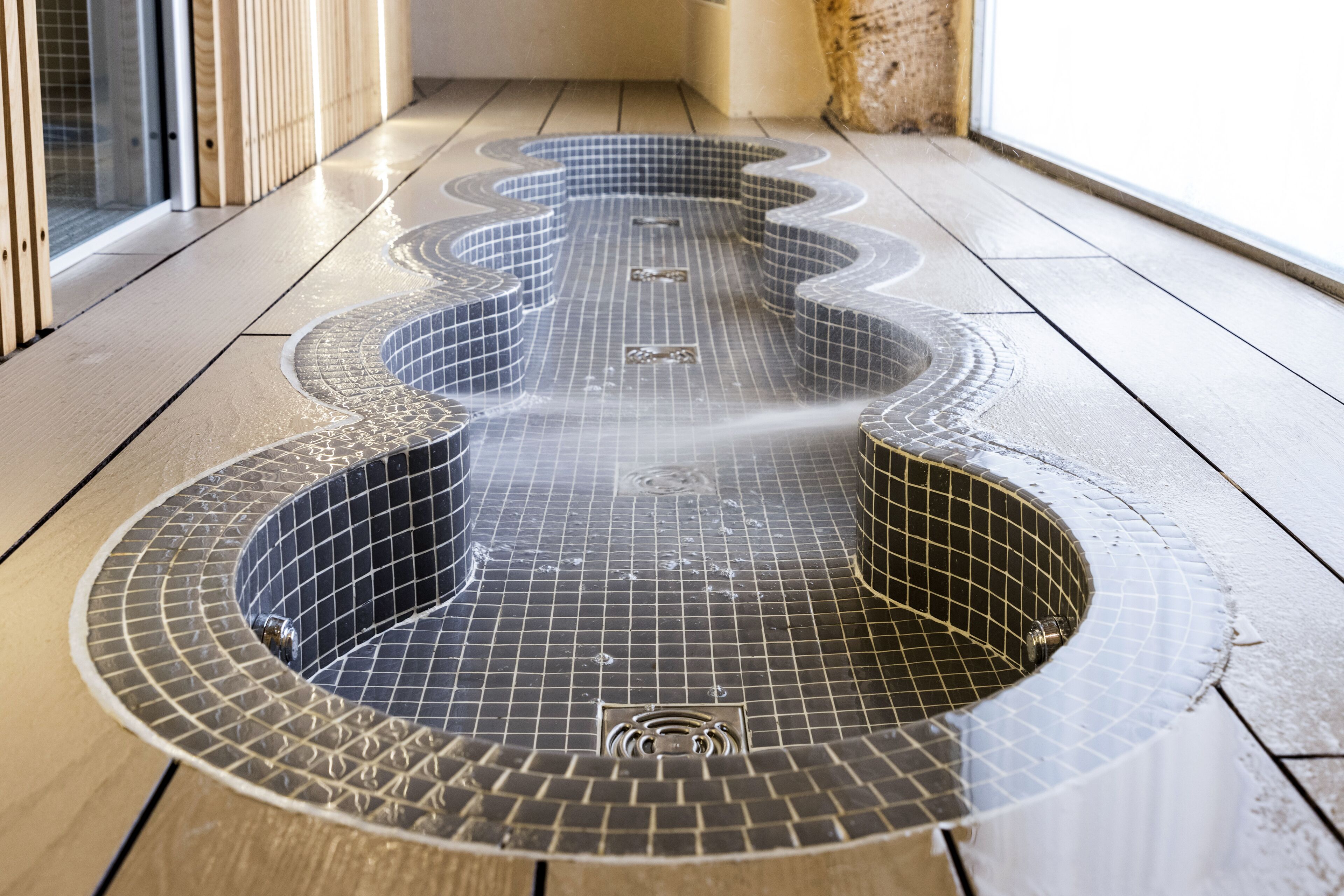 Sauna, bañera de hidromasaje, tratamientos corporales, masajes 