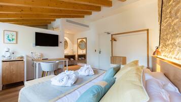 Minibar, caja de seguridad en la habitación y decoración personalizada