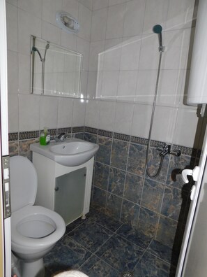 Appartamento Comfort | Bagno | Doccia, vasca da bagno a immersione totale, soffione a pioggia